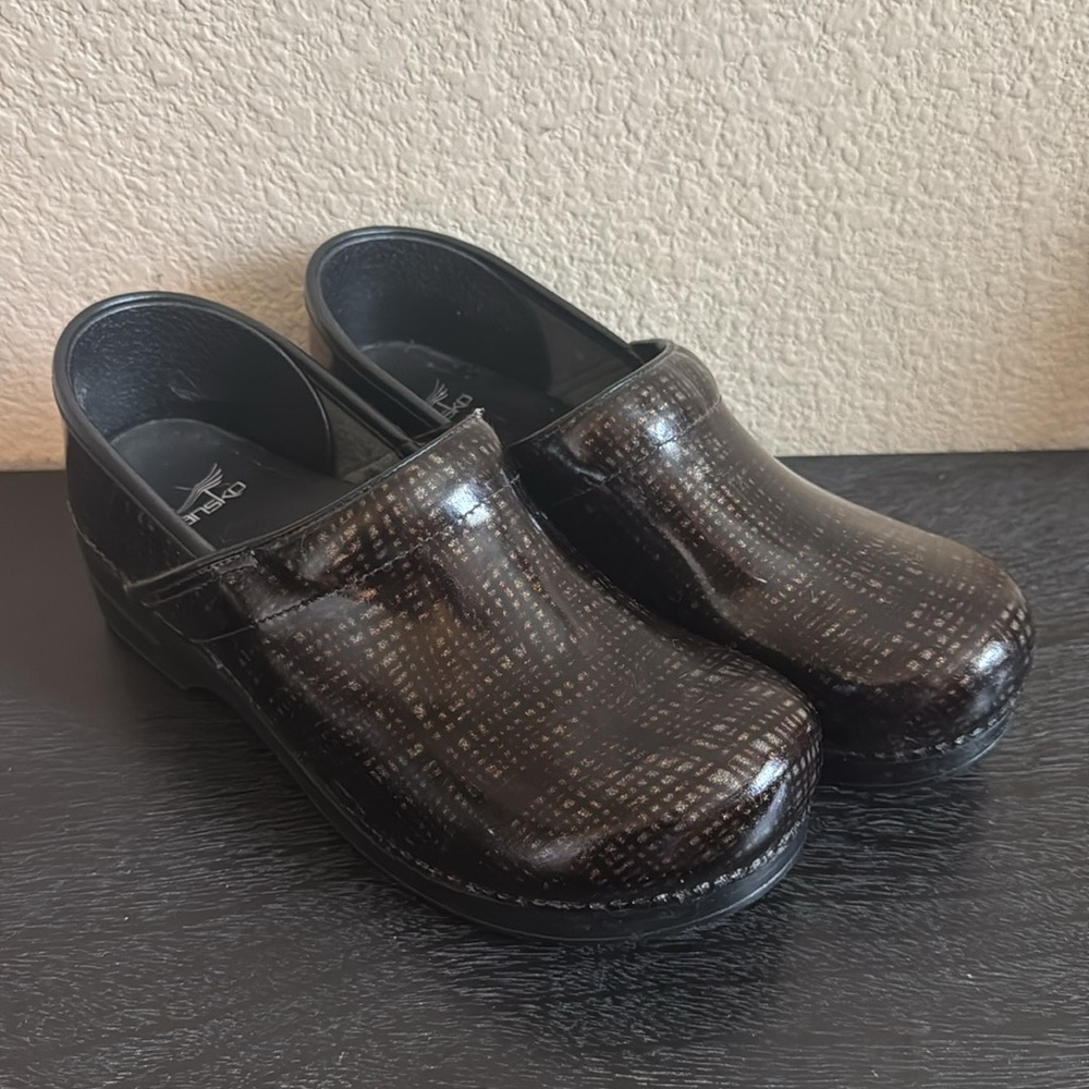 Dansko Comfort Clogs Women’s Size 9.5 Wide‎